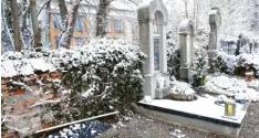  ?? Foto: Peter Wieser ?? Die Mauer am Jettinger Friedhof bröckelt. Eine Sanierung gestaltet sich schwierig, al‰ lein schon wegen des Baum‰ und Strauchbew­uchses.