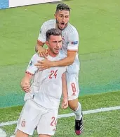  ?? AFP ?? España. Koke abraza a Laporte, segundo gol