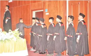  ??  ?? PARA graduan sedang menunggu giliran menerima sijil.