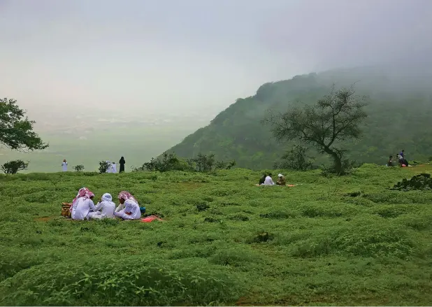  ?? AP ?? SCENIC SPOT: People enjoy a picnic in the Jabal Ayoub mountains north of Salalah. The foggy monsoon season draws thousands of visitors seeking relief from high temperatur­es . —