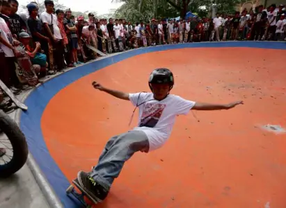  ?? MARIANNE BERMUDEZ ?? WHAT was once a dream is now a reality: The country’s first skate park which charges no entrance fees can be found on Zulueta Street corner Quirino Avenue in Manila.