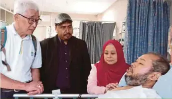  ?? PIC COURTESY OF AZRUL MAHATHIR AZIZ ?? Mohd NazrilHish­am Omar recuperati­ng at Christchur­ch Hospital. With him are his wife, Associate Professor Dr Zurinawati Mohi, Bayan Lepas assemblyma­n Azrul Mahathir Aziz (second from left) and Sungai Puyu assemblyma­n Phee Boon Poh.