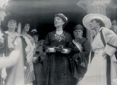  ??  ?? En 1916, Charlotte Perkins Gilman et les représenta­ntes de la Fédération générale des Clubs de Femmes, fondée à New York en 1890.