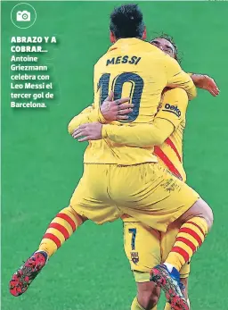  ?? FOTO: AFP ?? ABRAZO Y A COBRAR... Antoine Griezmann celebra con Leo Messi el tercer gol de Barcelona.