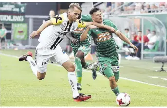  ??  ?? Wiedersehe­n: LASK-Verteidige­r Ramsebner (l.) muss heute Rapids Thomas Murg stoppen