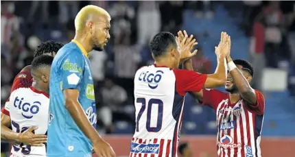  ?? | Foto de Jeisson Gutiérrez ?? El porteño Carlos Bacca celebrando ayer su gol junto al samario Roberto Hinojoza.