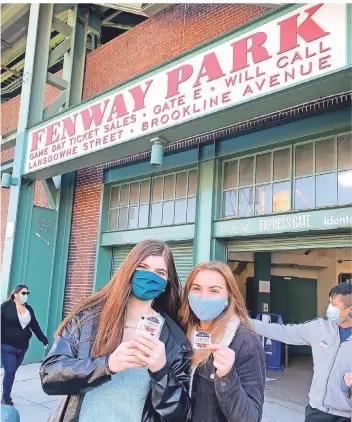  ?? FOTO: HEIKO OLDÖRP ?? Die Studentinn­en Mirsa (links) und Lizzie haben zum ersten Mal gewählt. Motiviert hat sie, dass sie ihre Stimme im Stadion der Red Sox in Boston abgeben konnten.