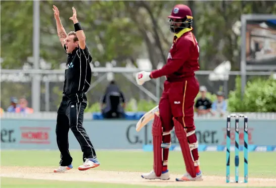  ?? PHOTO: PHOTOSPORT ?? Doug Bracewell celebrates the crucial wicket of West Indies dangerman Chris Gayle in New Zealand’s five-wicket win in Whangarei.