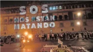  ?? AFP ?? Acto en memoria de las asesinadas, frente al Palacio Nacional de México