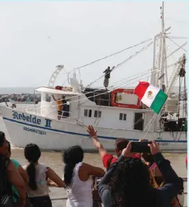  ??  ?? Los barcos navegaron cerca de la escollera para despedirse.