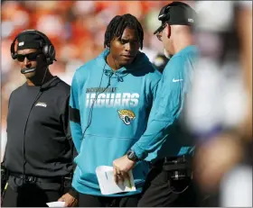  ?? DAVID ZALUBOWSKI — THE ASSOCIATED PRESS ?? Jaguars cornerback Jalen Ramsey, center, talks with defensive coordinato­r Todd Wash as he stands on the sidelines against the Broncos.