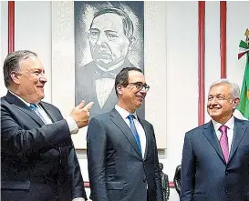  ??  ?? Los secretario­s de Estado y del Tesoro con López Obrador.