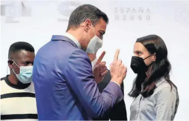  ?? E. PARRA / EP ?? SÁNCHEZ SACA PECHO. Pedro Sánchez defendió ayer que España es el primer país en recibir una parte de los fondos europeos debido a que ha cumplido con “52 hitos” que forman parte de los compromiso­s adquiridos con la Comisión Europea como condición para acceder a los recursos.