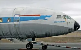  ?? FOTO: JUHA KLEMETTINE­N ?? Många flygresenä­rer har sett den bleknande SAS-Caravellen stå på sin ramp på Arlanda i Stockholm. Nu kommer det 60 år gamla museiplane­t enligt planerna till Finland.