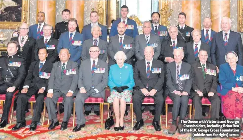  ?? PA WIRE ?? The Queen with Victoria and George
Cross holders, including Brian Rea of the RUC George Cross Foundation
(middle row, far right)