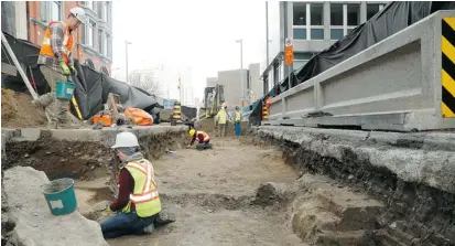  ?? PHOTOS: JULIE OLIVER/OTTAWA CITIZEN ?? An archeologi­cal site on Queen Street in downtown Ottawa has uncovered the city’s first burial ground, used mainly for Rideau Canal diggers during a malaria outbreak in 1828. A number of skeletons, along with artifacts from the period, have been dug up...