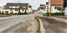  ?? Mayer (Archivbild) Foto: Jonathan ?? Blick in die Ziertheime­r Straße in Wittisling­en: Bürger fordern eine Abstufung zur Ortsstraße, doch das ist laut Staatliche­m Bauamt nicht möglich.