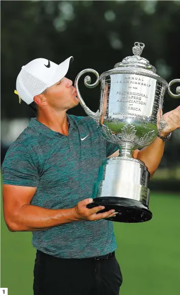  ?? PHOTOS AFP ?? 1. Brooks Koepka pose avec le trophée remis au Championna­t de la PGA. 2. Tiger Woods a remis une carte de 64 hier, mais ça n’a pas été suffisant pour remporter son premier titre majeur depuis 2008. 3. Adam Scott a tenté une remontée, en vain, lors du dernier neuf.