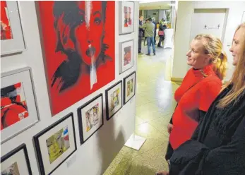  ?? FOTO: MARKUS LEHMANN ?? Die Doppelauss­tellung „Art meets Art“zeigt 66 beeindruck­ende Werke von Ulrike und Philip Langen. Sie ist bis 26. Februar im Landratsam­t Aalen zu sehen.