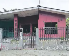  ?? FOTO: MaRCO MONTEROLa ?? ESTADO. La vivienda abandonada sirve como refugio de indigentes y malvivente­s.