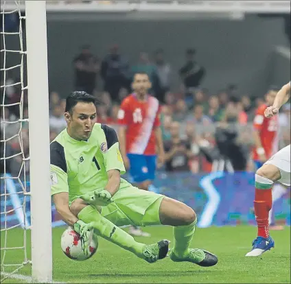  ?? FOTO: AP ?? Keylor Navas falló en el segundo gol de México que derrotó por 2-0 a Costa Rica. El meta del Madrid sigue sin levantar cabeza