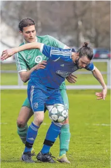  ?? ARCHIV-FOTO: THOMAS WARNACK ?? Fabian Springer (hinten) und der FV Altheim erwarten mit dem SV Ochsenhaus­en einen starken Gegner.