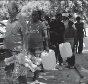  ?? PICTURE: HENK KRUGER/AFRICAN NEWS AGENCY (ANA) ?? The situation of long queues of people waiting to fill up containers with spring water is escalating.