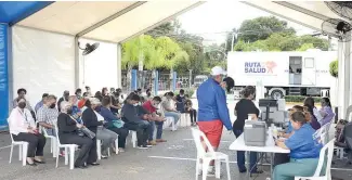  ?? FÉLIZ DE LA CUZ ?? Carpa del parqueo de Salud Pública llena de gente en busca de la prueba.