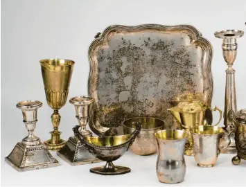  ?? Fotos: Walter Haberland/Bayerische­s Nationalmu­seum; Stadtarchi­v München ?? Silberobje­kte aus ehemals jüdischem Eigentum, darunter auch ein vergoldete­r Pokal (links hinten) aus dem Besitz der Familie Marx.