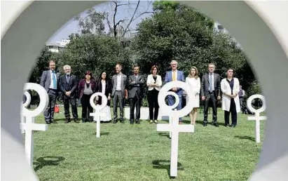  ??  ?? PROTESTA. Con 60 símbolos de venus, en el Parque de la Luz, ONU Mujeres busca visibiliza­r la violencia contra la mujer.