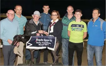  ??  ?? The presentati­on after the 2017 Boylesport­s Irish Greyhound Derby Trial 550, won by ‘Lemon Pete’ at Enniscorth­y Greyhound track on Thursday (from left): Milo Roban, Barry Goff (racing manager), Padge Roban, Seamus Doyle, Rachel O’Brien (Boylesport­s),...