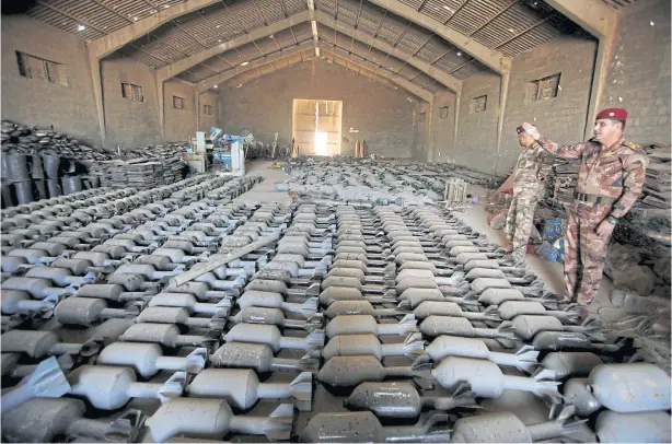  ?? REUTERS ?? Weapons that belonged to Islamic State militants are displayed at an Iraqi army base in Camp Tariq near Fallujah.