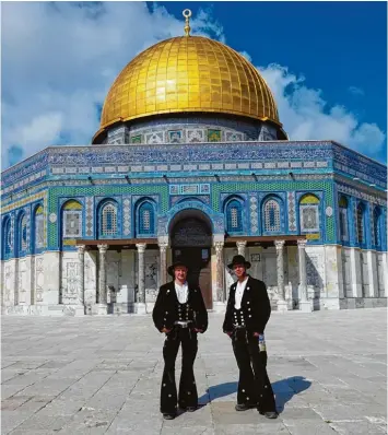  ??  ?? Höhepunkt des Israel Aufenthalt­s: Ein Foto von Simon Kremers (links) und einem Kollegen vor dem Felsendom in Jerusalem.