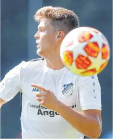  ?? ARCHIVFOTO: VOLKER STROHMAIER ?? Der SV Mietingen (hier Luca Badstuber) hat im Derby den SV Dettingen zu Gast.