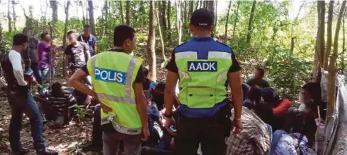  ??  ?? OPERASI yang dijalankan AADK sempena Kempen Perangi Dadah Habis-habisan (PDH) di Johor.