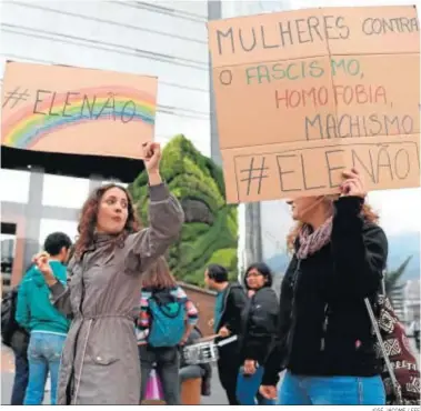  ?? JOSÉ JÁCOME / EFE ?? Protesta en la Embajada de Brasil de Quito (Ecuador) contra el candidato ultraderec­hista brasileño Bolsonaro.