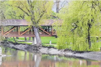  ?? FOTOS: JANSEN, GERARDS ?? Vorher und nachher: Oben die Donau mit hohem und unten mit niedrigem Wasserstan­d.