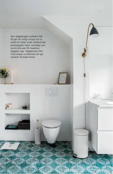  ??  ?? Den vägghängda toaletten från Ifö ger ett luftigt intryck och är enkel att städa under. Bredvid den platsbyggd­es hyllor samtidigt som konstrukti­onen för toaletten byggdes upp. Vägglampan från Gubi skapar rumskänsla och ger karaktär till badrummet.