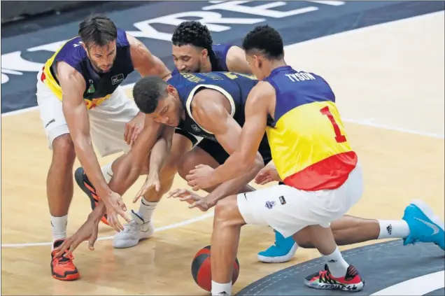  ??  ?? Edy Tavares intenta coger un balón a ras de suelo con Nacho Llovet, Jeremy Senglin y Tyson Pérez rodeándole. Un buen ejemplo de la energía que mostró el MoraBanc Andorra.