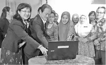  ??  ?? Stephen with his spouse (third left), Norazlinah (third right) and Chee (left) launching the video montage of the Health and People’s Wellbeing Ministry’s Website yesterday.