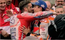  ?? EPA ?? L’abbraccio tra Andrea Dovizioso, e Marc Marquez a fine GP