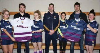  ??  ?? Rob Tierney and Michael O’Regan of Boom Media presenting training tops to Wexford ladies’ footballer­s Ciara Ryan, Cailín Fitzpatric­k, Ellen O’Brien, Niamh Mernagh and team manager Anthony Masterson.