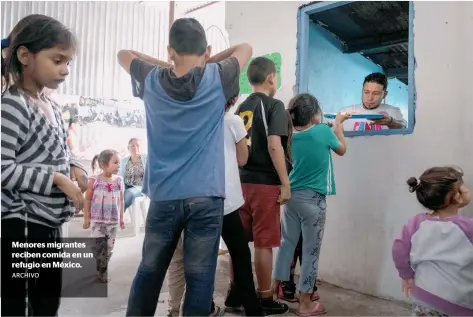  ?? ARCHIVO ?? Menores migrantes reciben comida en un refugio en México.