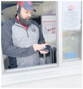  ??  ?? PHOTOS D’ARCHIVES
Dans une vidéo publiée au début du mois d’avril, Emerick Pouliot avait volontaire­ment toussé sur le terminal de ventes à l’occasion d’une commande à l’auto. Le copropriét­aire de l’établissem­ent de restaurati­on avait dénoncé le geste quelques jours plus tard.