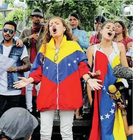  ??  ?? SIN VIOLENCIA. Con un festival cultural, jóvenes pidieron, cantando, la paz en el país.