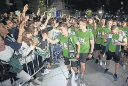  ?? EFE ?? Los jugadores del Racing celebran el ascenso a Segunda en Santander, hace dos semanas.