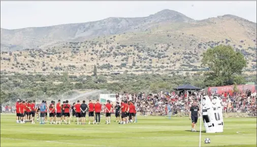  ??  ?? VUELTA A SEGOVIA. El Atlético retorna a Los Ángeles de San Rafael. En la imagen, una de sus últimas pretempora­das allí.