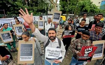  ?? AP ?? Indians hold placards and shout slogans during a protest against mob attacks in Ahmadabad.