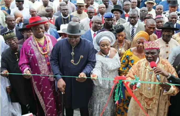  ??  ?? L-R: Former deputy governor of Rivers State, Sir Gabriel Toby, Chairman of the Bayelsa State Traditiona­l Rulers Council, King Alfred Diette-Spiff, Governor Seriake Dickson, his wife, Rachel, Mrs. Victoria Gowon (Gowon’s wife), and former Head of State, Gen. Yakubu Gowon, the latter cutting the tape to the new Bayelsa Governor’s Office…recently