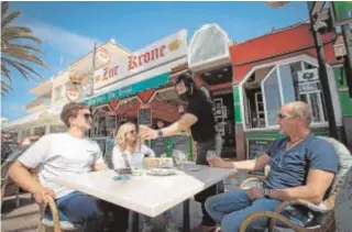  ?? AFP ?? Un grupo de turistas en una terraza de Palma de Mallorca